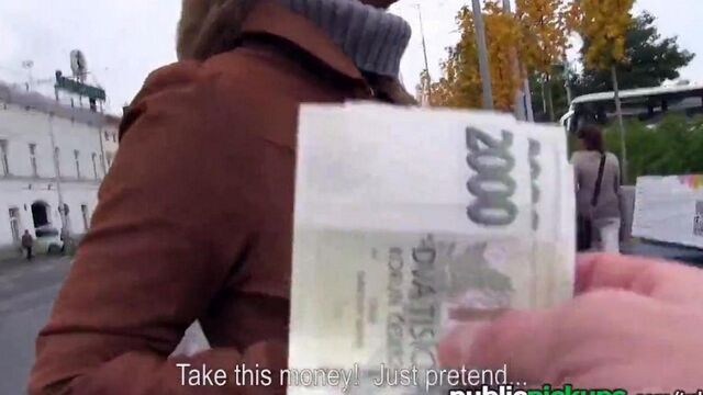 Блондинка трахается за деньги на новый диван - jon-jost.com