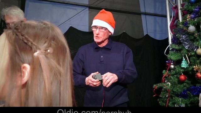 Старики толпой трахнули красивую снегурочку с большой грудью - jon-jost.com
