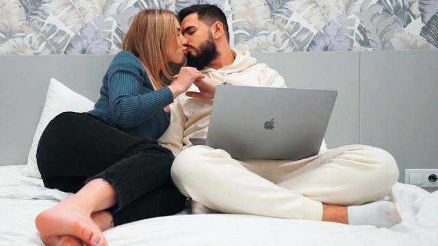 Милый, ну мои дырочки же важнее работы! - jon-jost.com