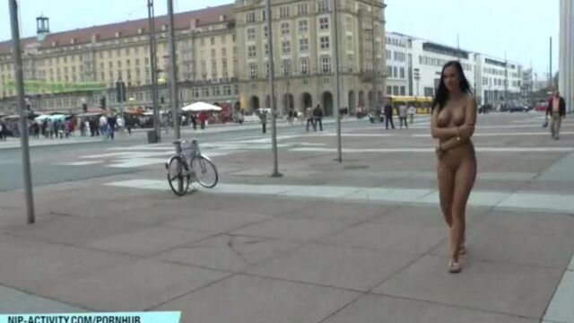Голая телка ходит по улицам города - jon-jost.com
